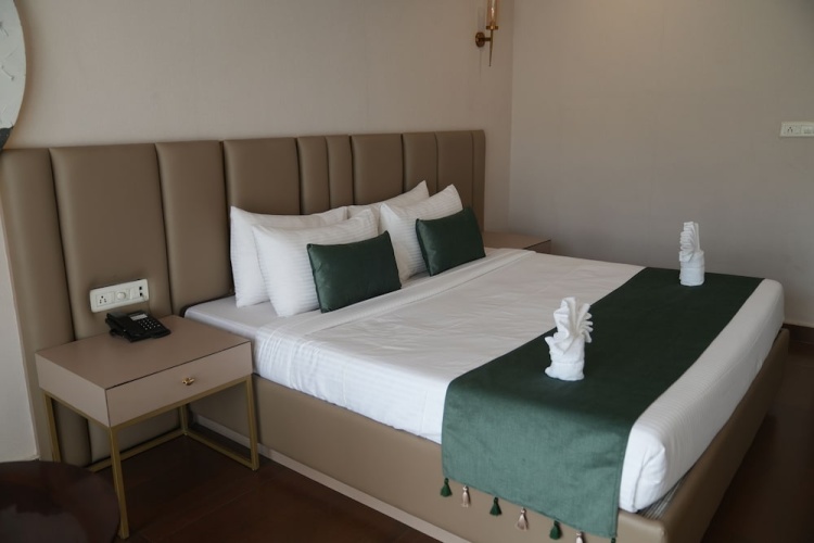 Deluxe room with balcony and with land view