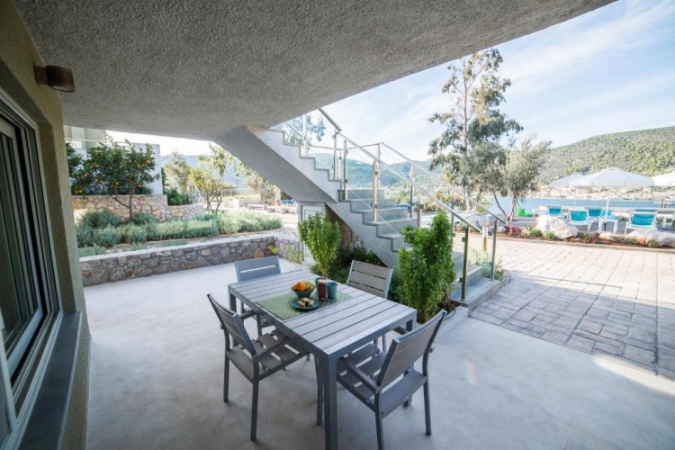 Apartment with pool view