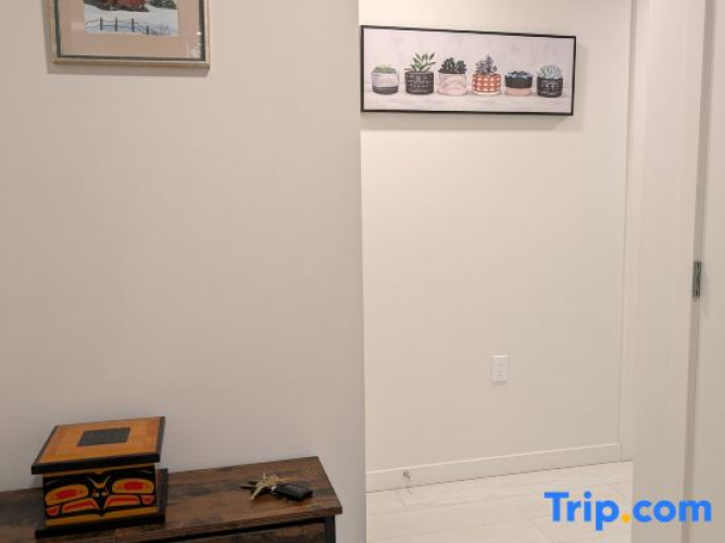 Modern 2 Bed Condo with AC and Parking