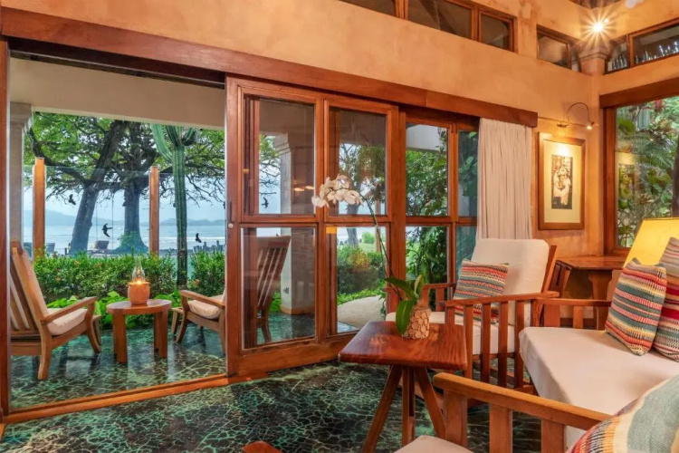 Capitán Suizo Beachfront Boutique Hotel