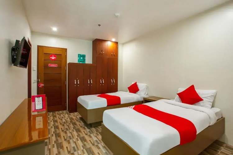 Deck 360 Dormitel by OYO Rooms