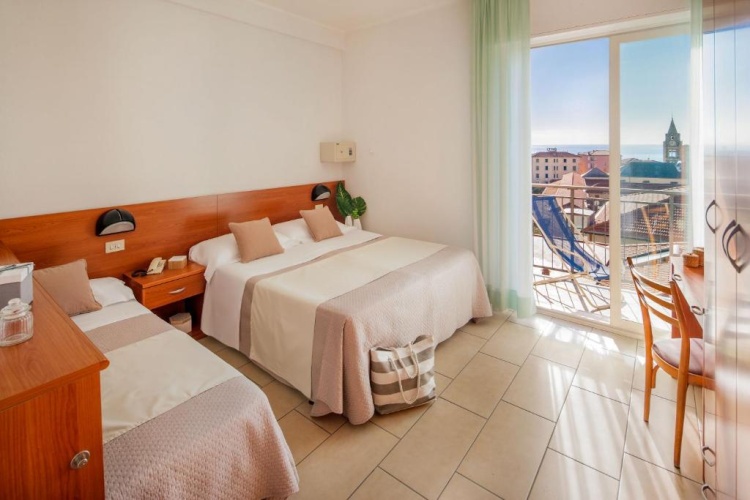 Standard Triple room with balcony