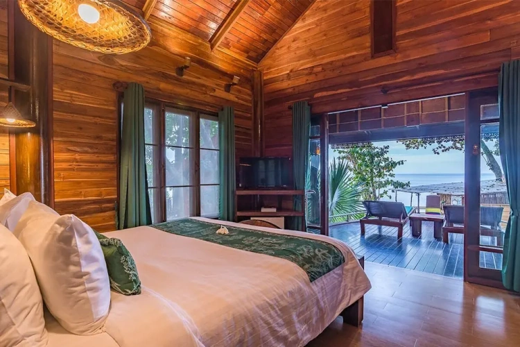 Cottage with balcony and with sea view