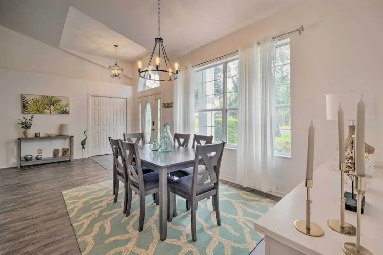 Crystal River Gem Near Three Sisters Springs!