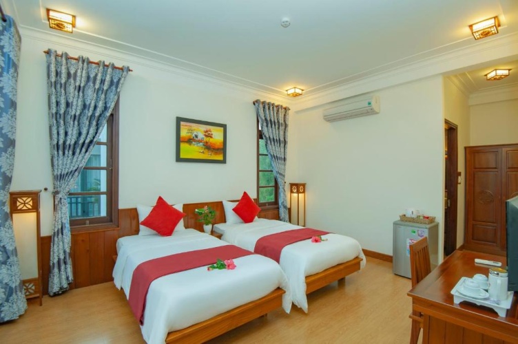 Standard Twin room with pool view