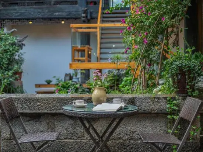 Lijiang Ten Courtyard Inn