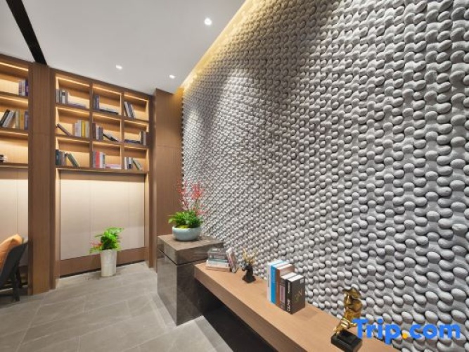 Lucy Hotel  (Chongzhou Government Central Plaza)