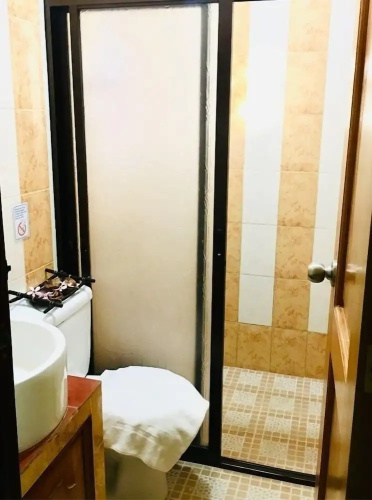 Kamayan sa Palaisdaan Hotel and Resort