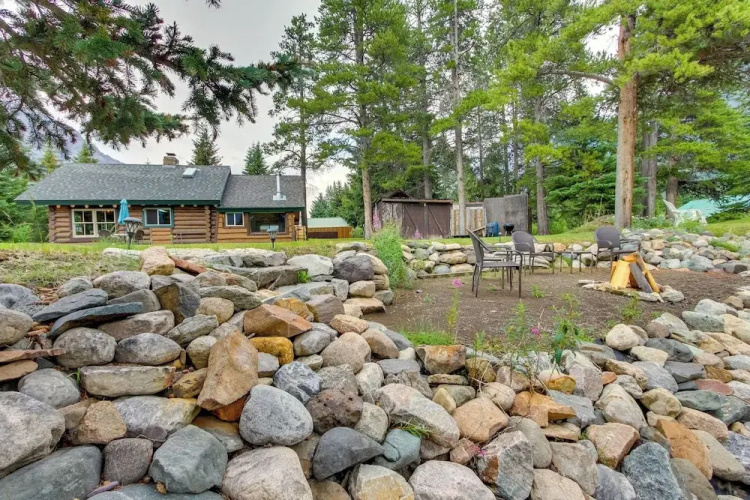 Creekside Silver Gate Getaway w/ Fireplace!