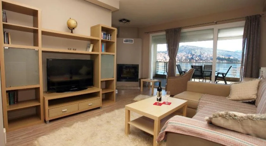Paralimnio Suites