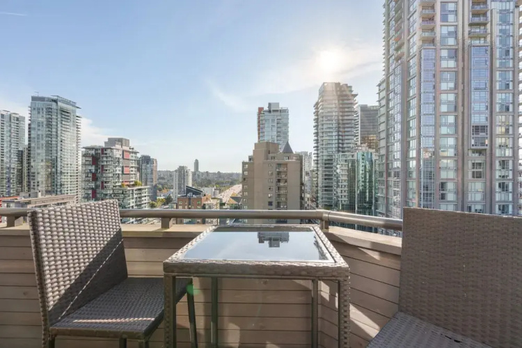 Luxe 2BR Condo w Skyline Views In-suite Laundry