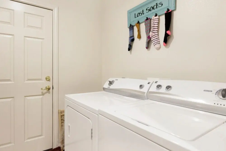2091-mockingbird Getaway 4 Bedroom Home by RedAwning