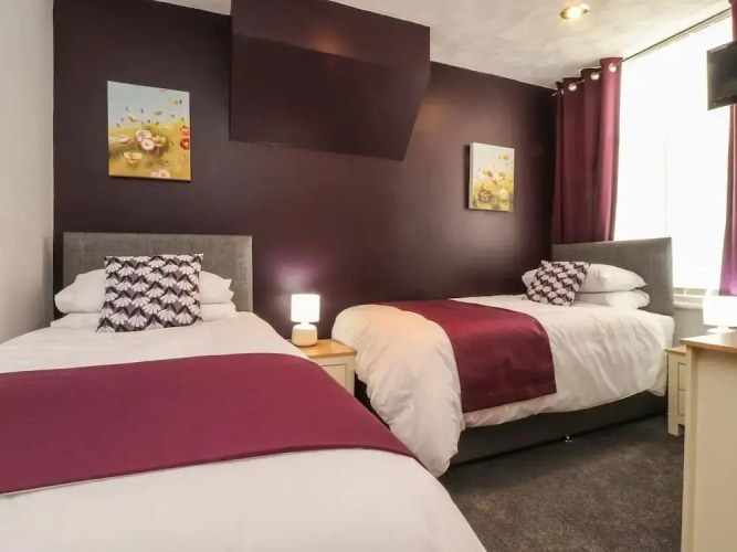 7-bed Beachside Retreat - Sleeps 14 & Pet Friendly