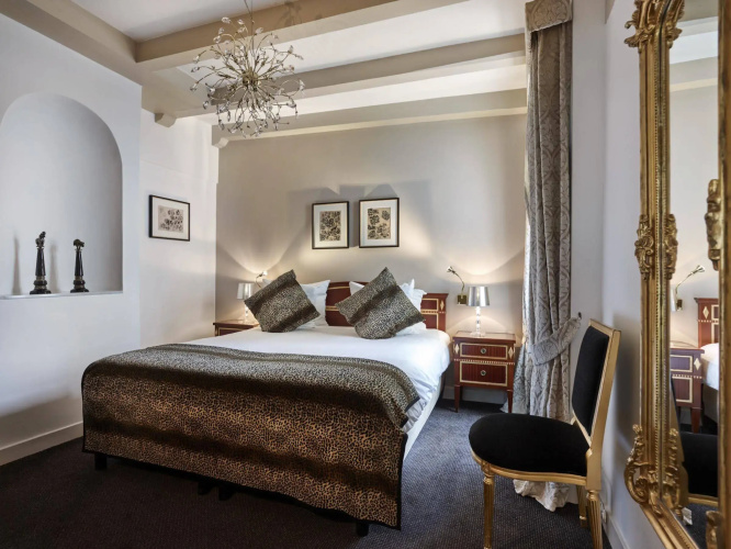 Ambassade Hotel