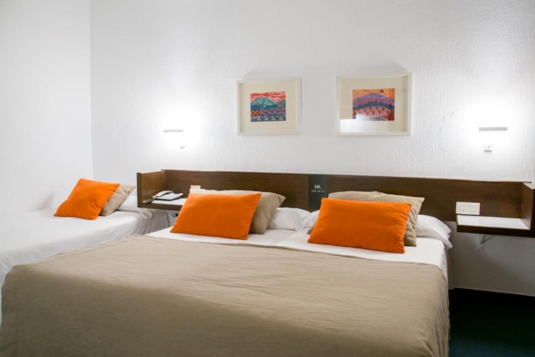 Standard Triple room