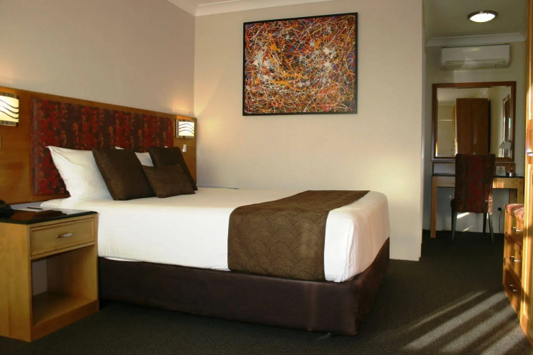 Noah's Mid City Motor Inn