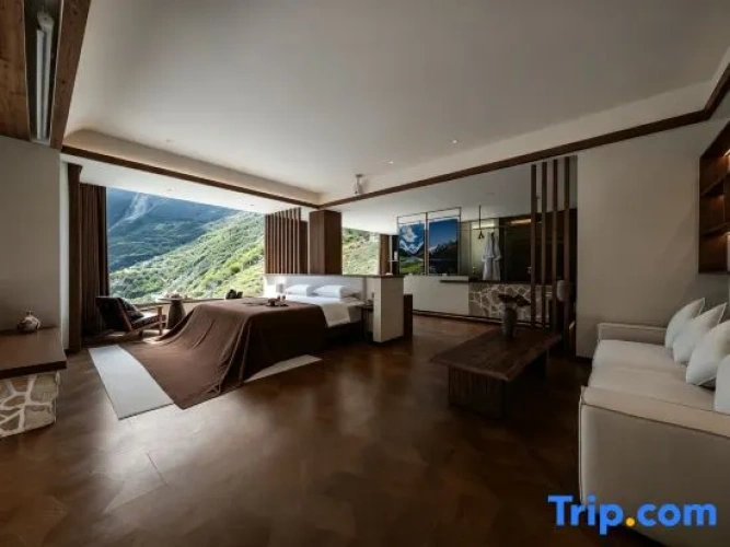 Suite with courtyard view