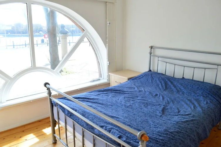 1 Bedroom Flat Facing the Docks