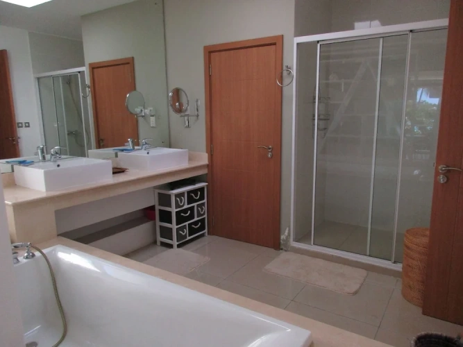 4 Bedrooms Villa