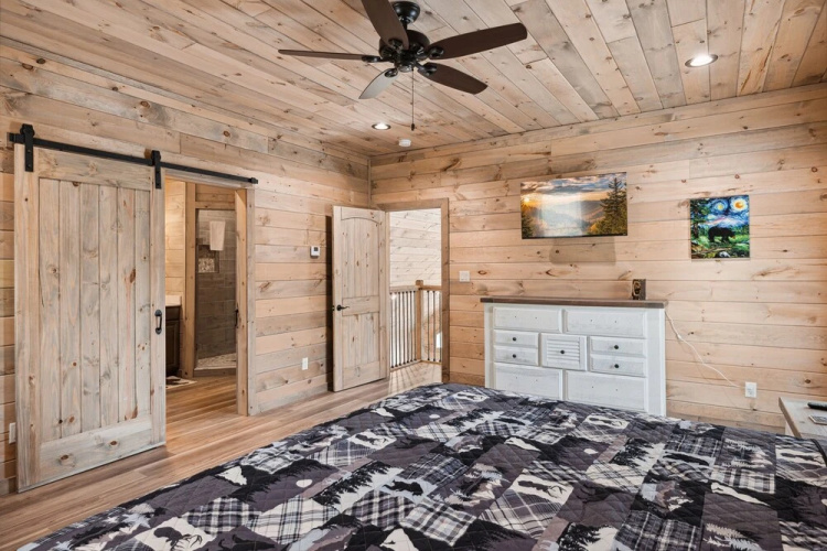 Stepping Stone 4 Bedroom Cabin by RedAwning