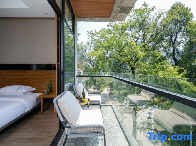 Standard Twin room with balcony and with lake view