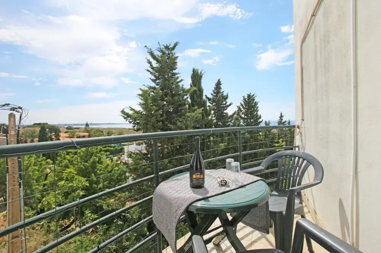B16 - Sandy Pine Beachfront Flat in Lagos