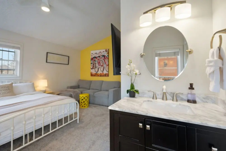Pine Street Loft –Just steps from Old Town Square!