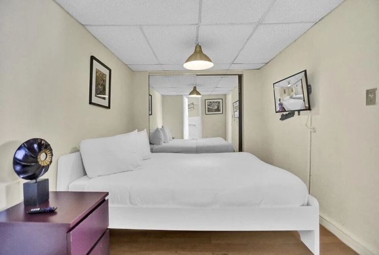 Lovely 2br/1bath, Hallandale Beach, Outdoor Pool & Free Parking!