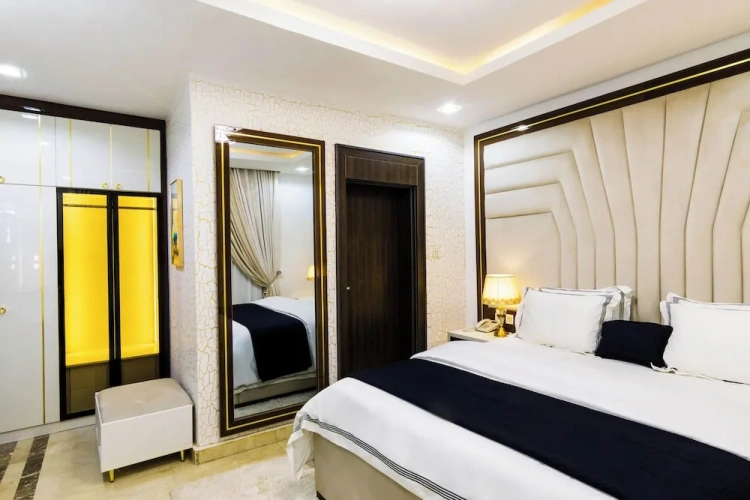 Executive Suite with pool view