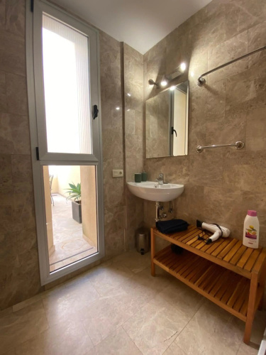 Central 2 bedrooms apartment with patio