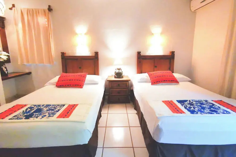 Cozy stay Tropical Vibes near Beach