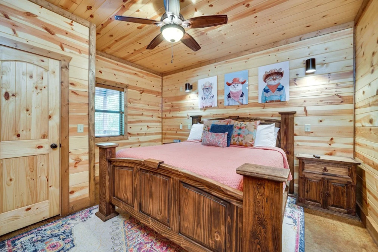 Hot Tub & Fire Pit at Broken Bow Cabin!