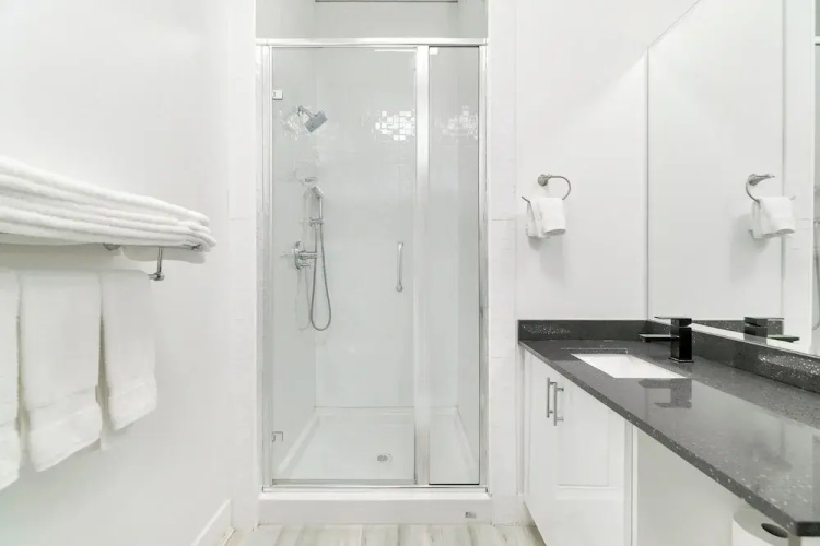 Charming 1BR Lakeside