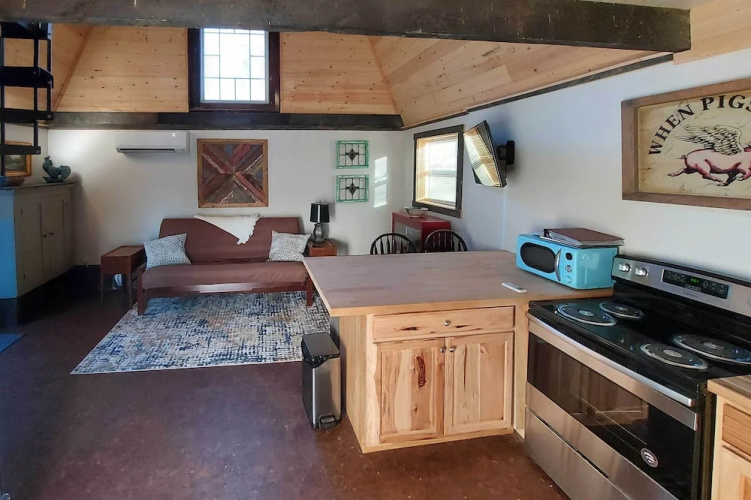 Rustic Hendersonville Farm Studio w/ Private Deck