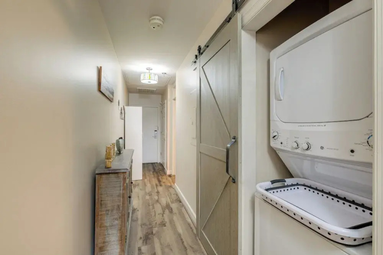Top-floor Balcony & Serene Views: Huddleston Condo