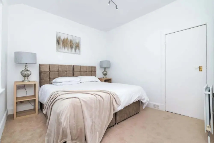 2 Bedroom House - Free Parking