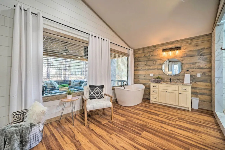 Chic Broken Bow Escape w/ Hot Tub & Fire Pit!