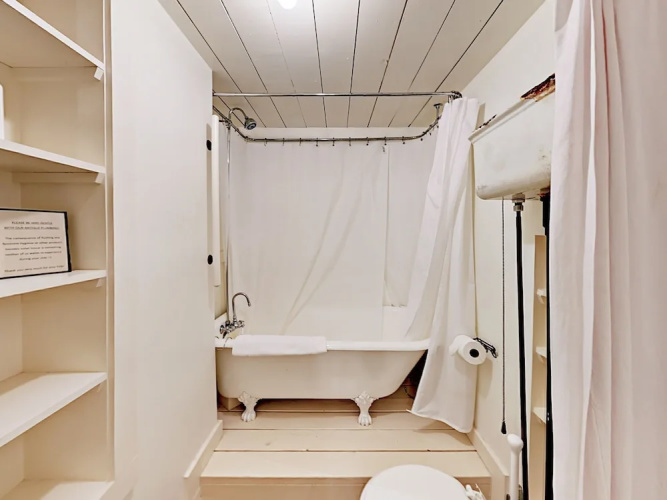1Br Boutique Studio Historical by RedAwning