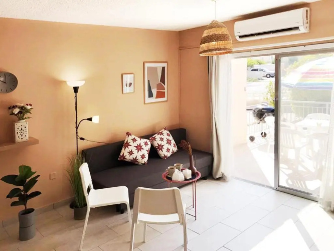 Seaside Maisonette 200M from sea