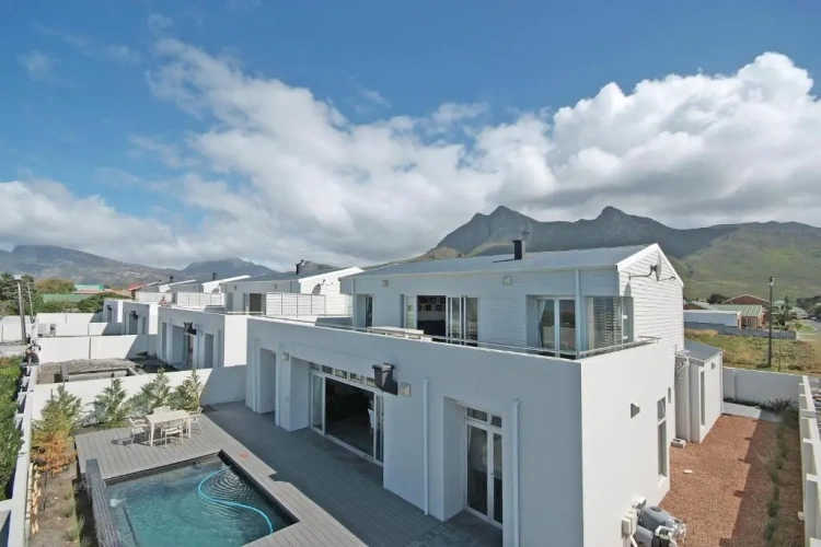4 Bedrooms Cottage