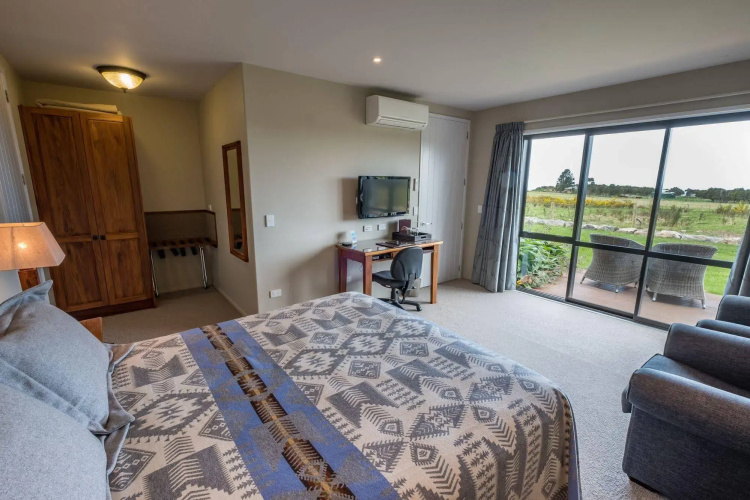 Manakau Lodge