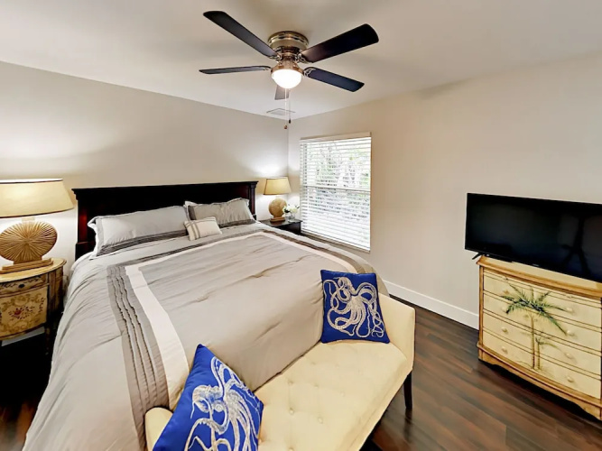 Chic Canalfront - 4 Br Home