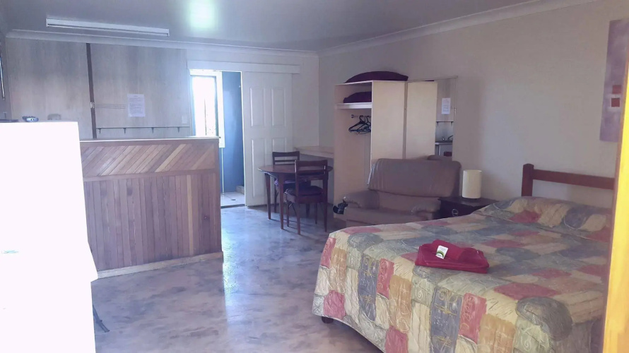 Bronco Motor Inn