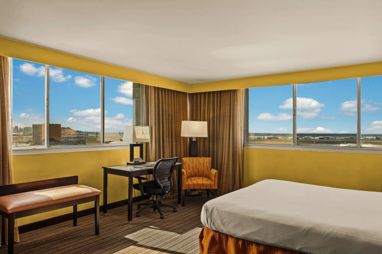 Best Western The Plaza Hotel Honolulu Airport - Free Breakfast