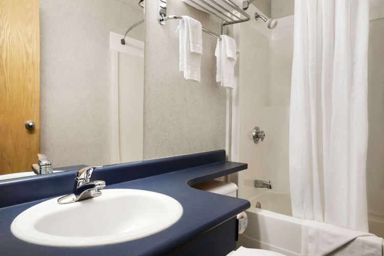 Days Inn by Wyndham Hinton photo 9