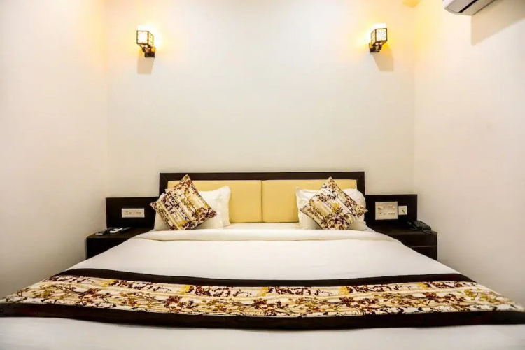 Hotel Four Apple
