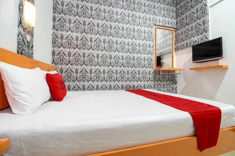 RedDoorz near Hartono Mall