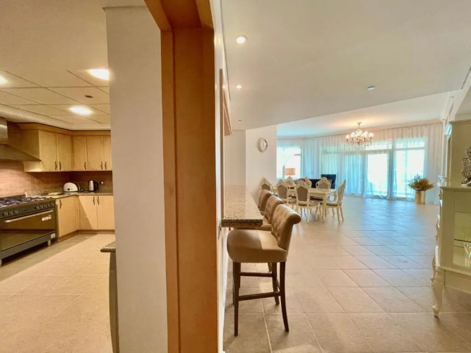 Luxury, Spacious, Beachfront, 3BD Apartment with private beach access!