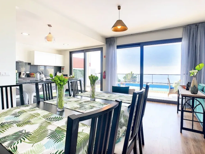 4 Bedrooms Villa