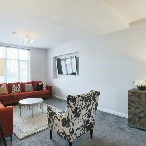 Deluxe 7 Bedroom Property in Solihull